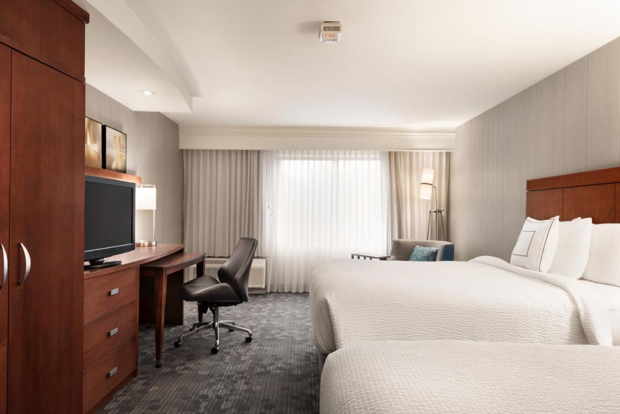 Courtyard By Marriott Potomac Mills Woodbridge Hotell Exteriör bild