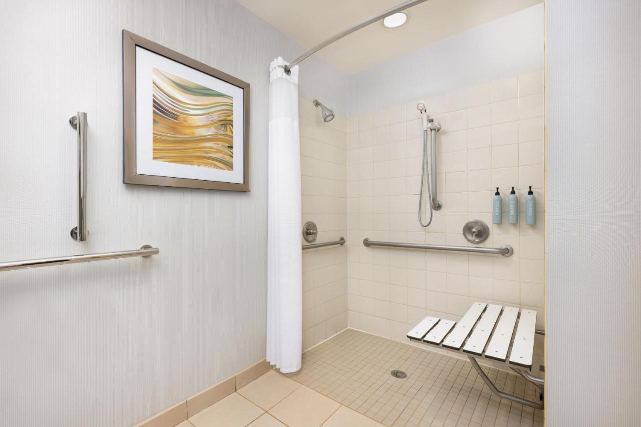 Courtyard By Marriott Potomac Mills Woodbridge Hotell Exteriör bild