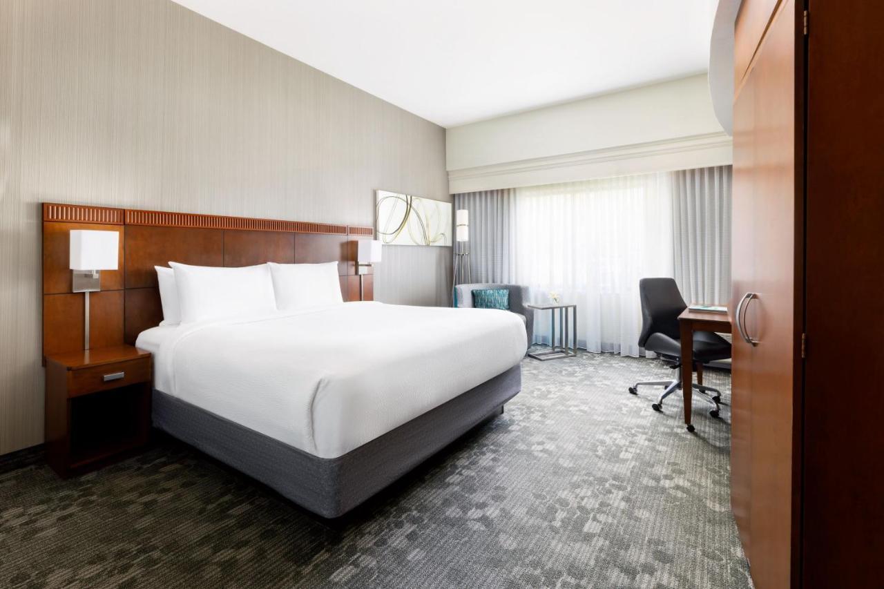Courtyard By Marriott Potomac Mills Woodbridge Hotell Exteriör bild