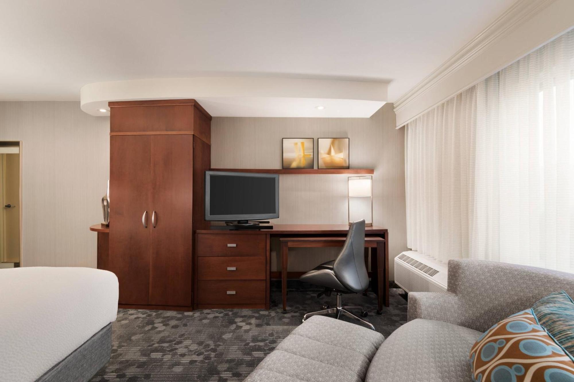 Courtyard By Marriott Potomac Mills Woodbridge Hotell Exteriör bild