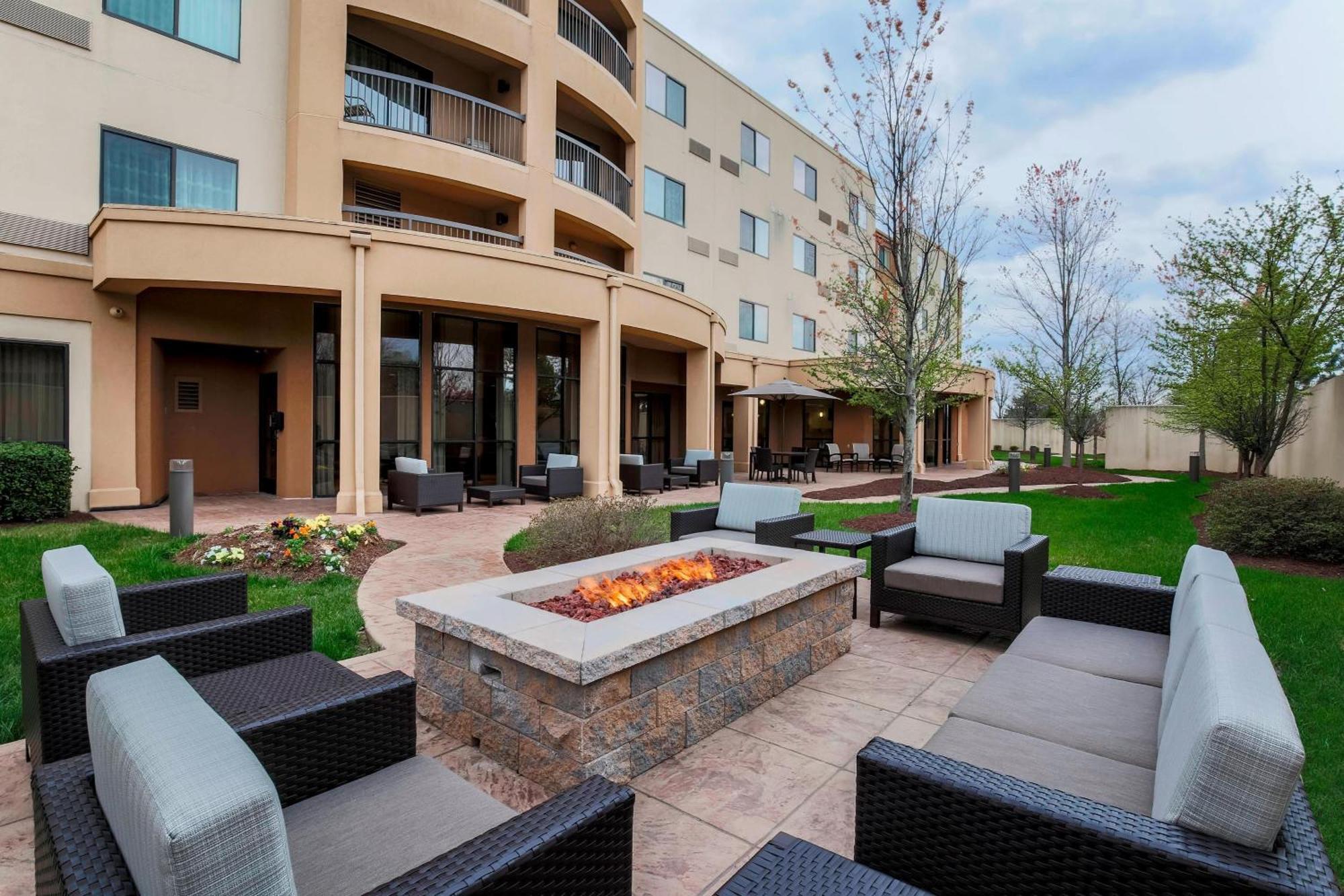 Courtyard By Marriott Potomac Mills Woodbridge Hotell Exteriör bild