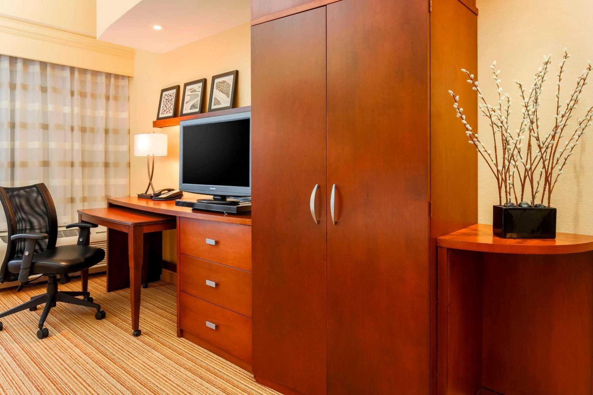 Courtyard By Marriott Potomac Mills Woodbridge Hotell Exteriör bild
