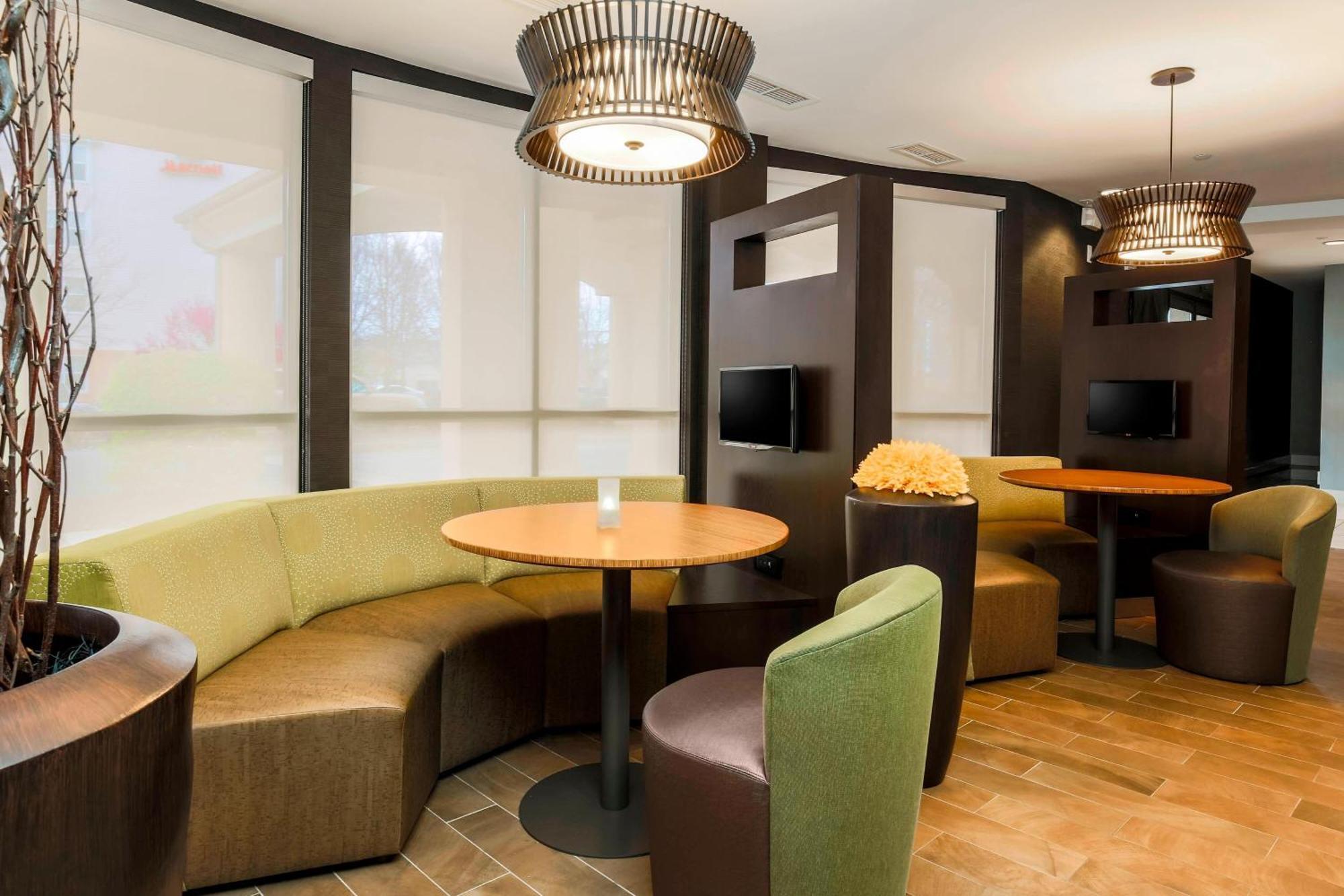 Courtyard By Marriott Potomac Mills Woodbridge Hotell Exteriör bild