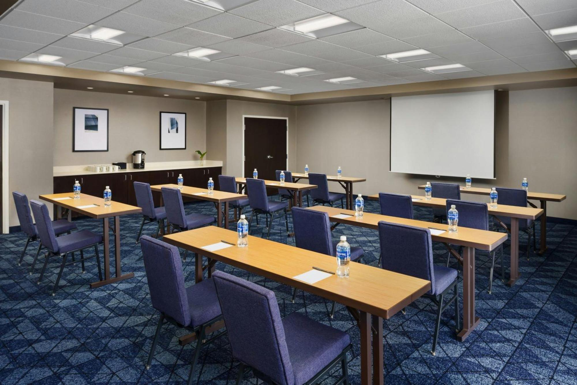 Courtyard By Marriott Potomac Mills Woodbridge Hotell Exteriör bild