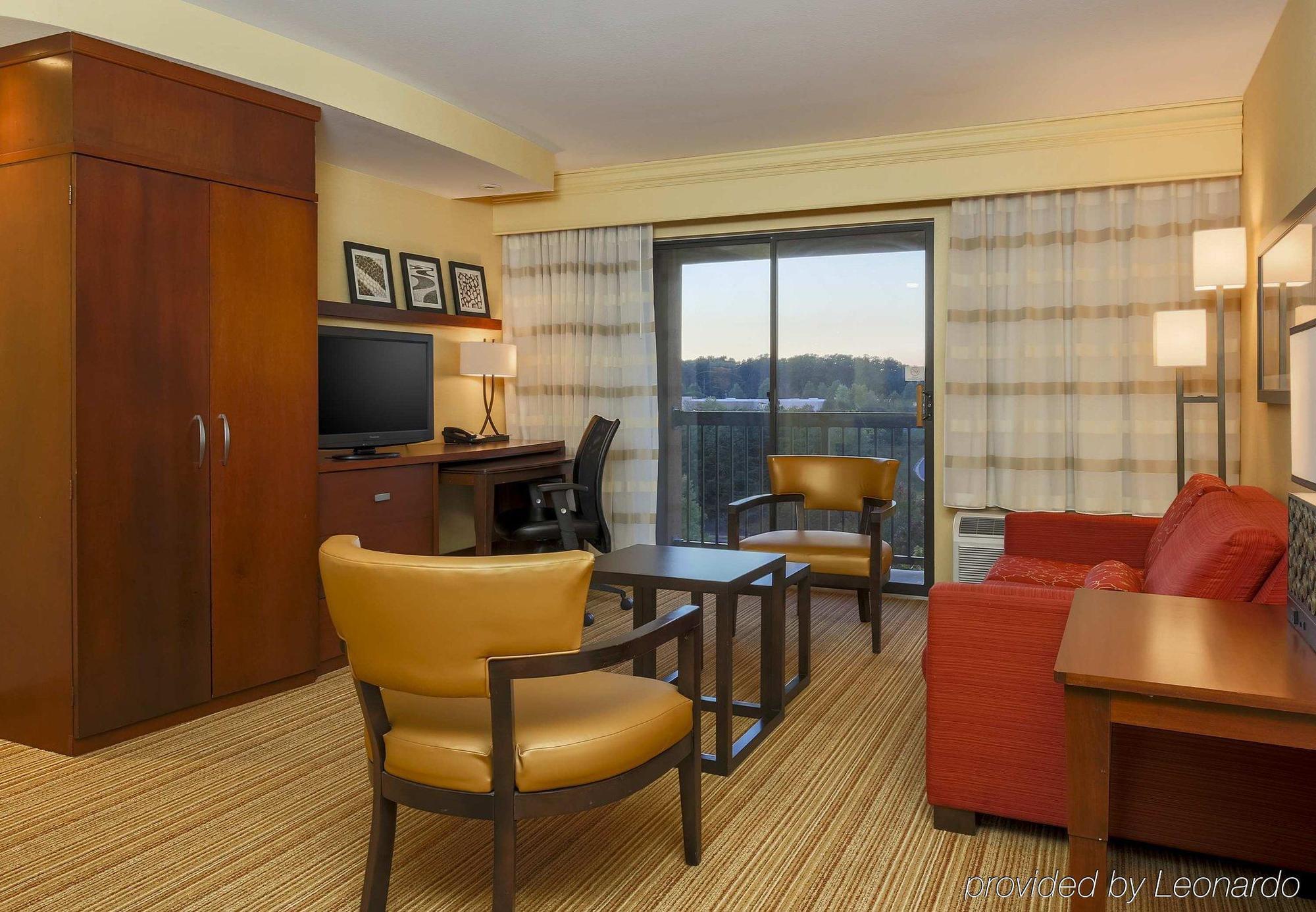 Courtyard By Marriott Potomac Mills Woodbridge Hotell Exteriör bild