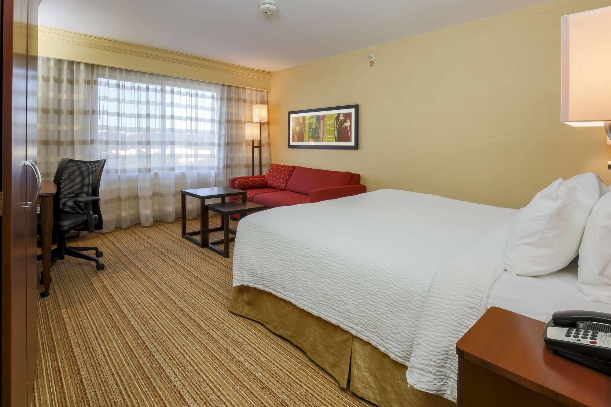 Courtyard By Marriott Potomac Mills Woodbridge Hotell Exteriör bild